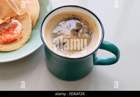 tazza di caffè con crepe croccante Foto Stock
