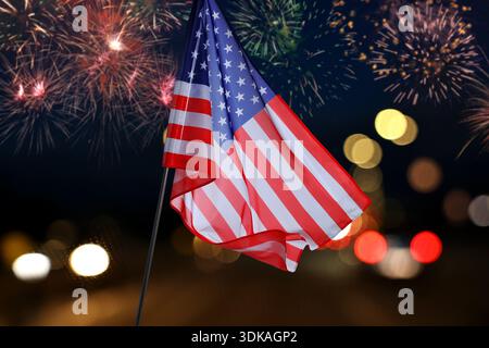 Festeggiamo la festa nazionale con i fuochi d'artificio. Bandiera americana in città Foto Stock