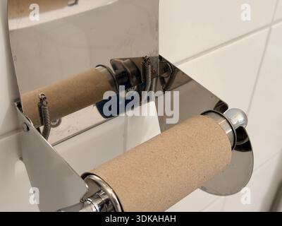 Rotoli di carta igienica vuoti su un moderno porta bagno concetto di igiene quotidiana minimale Foto Stock