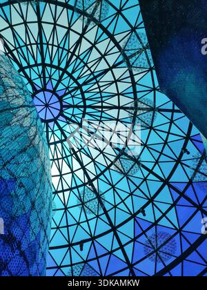 Wuhan, provincia di Hubei, Cina - 30 aprile 2021: Una prospettiva dettagliata dell'intricato soffitto a cupola di vetro blu con patte geometrico caleidoscopico Foto Stock