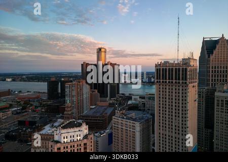 Vista aerea panoramica del centro di Detroit al crepuscolo lungo il fiume Detroit. Foto Stock