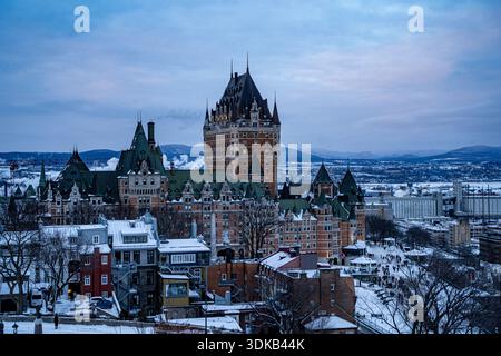 Vista dello Chateau Frontenac e dello storico skyline di Quebec City durante l'inverno. Quebec City, Canada - 22 dicembre 2025. Foto Stock