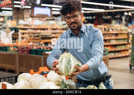 Vista frontale. L'uomo è al negozio di alimentari. Foto Stock