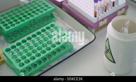 Medico con provette con sangue. il coronavirus covid 19 sta sperimentando, i ricercatori stanno trovando modi per eliminare il vaccino del virus corona. Esami del sangue per Foto Stock