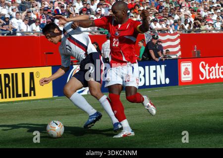 Foxboro USA 16 giugno 2007: CONCACAF Gold Cup quarti di finale USA vs Panama. Gli Stati Uniti vincono 2:1. Il panamense Felipe Baloy passa Brian Ching. Foto Stock