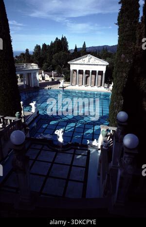 San Simeon, CA. U.S.A. 6 dicembre 2017. William R. Hearst Castle. San Simeon, California State Historical Monument. Giardini, sentieri e viste panoramiche. Foto Stock