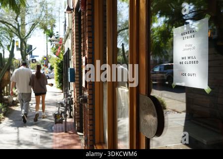 San Francisco. 31 gennaio 2026. Un negozio si unisce al "National Shutdown" con un cartello di protesta a Los Angeles, California, Stati Uniti, il 30 gennaio 2026. I manifestanti si sono riuniti in tutti gli Stati Uniti venerdì per uno sciopero generale a livello nazionale contro le operazioni federali di polizia sull'immigrazione e le recenti sparatorie fatali da parte degli agenti dell'immigrazione.PER ANDARE CON "Roundup: Proteste ANTIGHIACCIO tenute attraverso gli Stati Uniti" credito: Xinhua/Alamy Live News Foto Stock