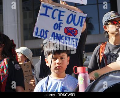 San Francisco. 31 gennaio 2026. La gente partecipa ad una manifestazione di fronte al Los Angeles City Hall, a Los Angeles, California, Stati Uniti, gennaio 30, 2026. i manifestanti si sono riuniti in tutti gli Stati Uniti venerdì per uno sciopero generale a livello nazionale contro le operazioni federali dell'immigrazione e le recenti sparatorie fatali da parte degli agenti dell'immigrazione.PER ANDARE CON "Roundup: proteste ANTIGHIACCIO tenute attraverso gli Stati Uniti" credito: Xinhua/Alamy Live News Foto Stock