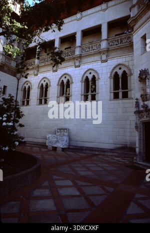 San Simeon, CA. U.S.A. 6 dicembre 2017. William R. Hearst Castle. San Simeon, California State Historical Monument. Giardini, sentieri e viste panoramiche. Foto Stock