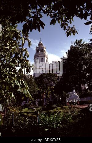 San Simeon, CA. U.S.A. 6 dicembre 2017. William R. Hearst Castle. San Simeon, California State Historical Monument. Giardini, sentieri e viste panoramiche. Foto Stock