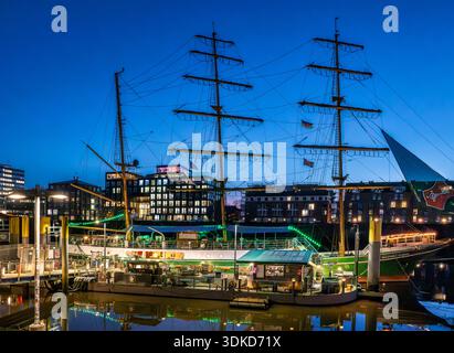 Le luci del molo illuminato di Martinianleger si riflettono sul fiume Weser di notte, Brema, Germania del Nord, Germania, Europa Foto Stock