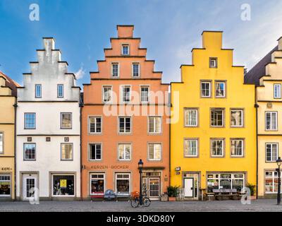Storiche case colorate con tetti spioventi sulla piazza del mercato nella città vecchia di Osnabrück, Osnabrück, bassa Sassonia, Germania, Europa Foto Stock