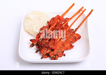 Il pollo alla griglia servito con riso appiccicoso è un piatto popolare in Thailandia Foto Stock