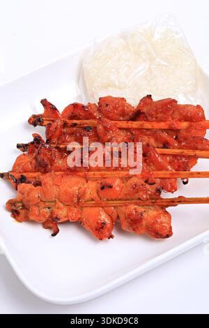 Il pollo alla griglia servito con riso appiccicoso è un piatto popolare in Thailandia Foto Stock