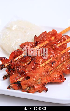 Il pollo alla griglia servito con riso appiccicoso è un piatto popolare in Thailandia Foto Stock