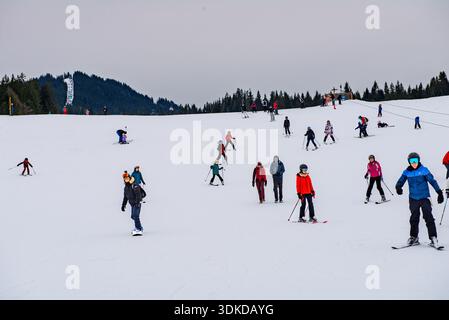 Un gruppo di sciatori scivola giù per una pista in una località di montagna in Germania Foto Stock