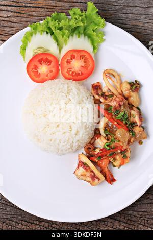 Riso condito con basilico di pesce saltato in padella, popolare menu veloce in Thailandia Foto Stock