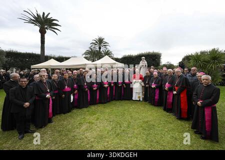 Papa Leone XIV e vescovi del Perù posano vicino alla statua di Santa Rosa di Lima installata nei Giardini Vaticani il 31 gennaio 2026 durante l'inaugurazione di un mosaico mariano e di una statua di Santa Rosa di Lima nei Giardini Vaticani. La bellezza naturale dei Giardini Vaticani è stata arricchita da due nuove immagini: Un mosaico raffigurante la Beata Vergine Maria e una statua di Santa Rosa di Lima, il primo santo nato nelle Americhe. Commissionata dalla Conferenza Episcopale peruviana, le immagini sono state create dalla "famiglia degli artigiani Don Bosco", un'associazione di giovani delle Ande peruviane. Foto Stock