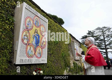 Papa Leone XIV benedice il mosaico della Beata Vergine Maria installato nei Giardini Vaticani il 31 gennaio 2026 durante l'inaugurazione di un mosaico mariano e di una statua di Santa Rosa di Lima nei Giardini Vaticani. La bellezza naturale dei Giardini Vaticani è stata arricchita da due nuove immagini: Un mosaico raffigurante la Beata Vergine Maria e una statua di Santa Rosa di Lima, il primo santo nato nelle Americhe. Commissionata dalla Conferenza Episcopale peruviana, le immagini sono state create dalla "famiglia degli artigiani Don Bosco", un'associazione di giovani delle Ande peruviane. Papa Leone XIV reca Foto Stock