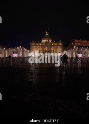Vista notturna di Piazza San Pietro e della Basilica di San Pietro nella città del Vaticano Foto Stock
