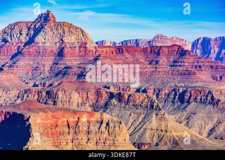 mesa in arenaria rossa a strati e scogliere in un paesaggio desertico di canyon sotto il cielo azzurro, il Grand Canyon Foto Stock