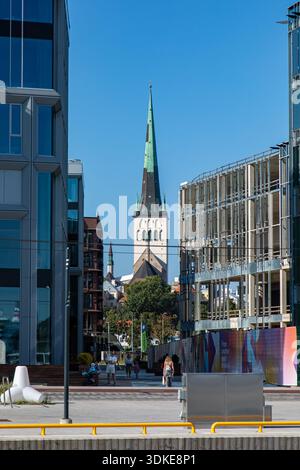 Oleviste kirik o torre campanaria della chiesa di Sant'Olaf, contro il cielo azzurro a Tallinn, Estonia Foto Stock