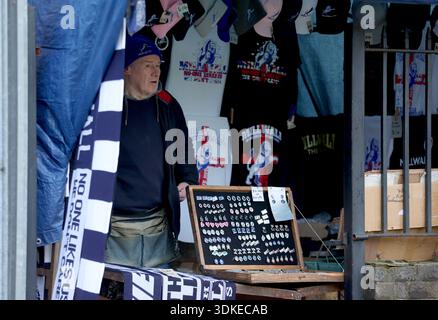 Un venditore di merchandising in vista del match per il titolo Sky Bet al Den, Londra. Data foto: Sabato 31 gennaio 2026. Foto Stock