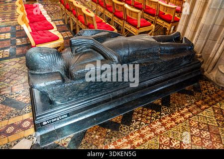 Tomba di Strongbow all'interno della Christ Church Cathedral, in memoria di Richard de Clare, signore della guerra normanno della storia irlandese del XII secolo, a Dublino, Irlanda Foto Stock