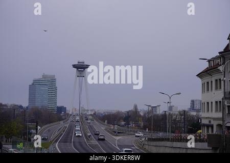 La maggior parte del ponte SNP sul Danubio con la piattaforma di osservazione UFO e il ristorante, un punto di riferimento moderno a Bratislava, Slovacchia, visto dall'alto. Foto Stock