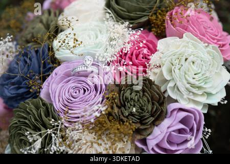 Bouquet per matrimoni in legno con fiori da vicino e anelli per matrimoni Foto Stock