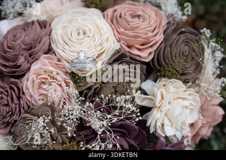 Bouquet di fiori di legno per matrimoni da primo piano con anelli di nozze in petali Foto Stock