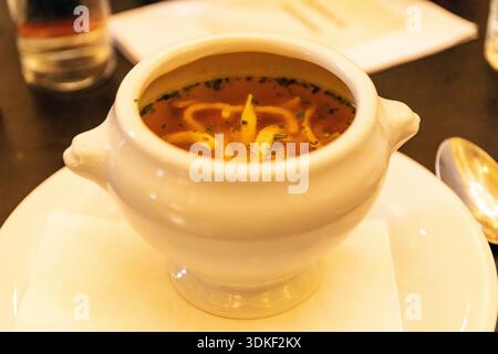 Zuppa di brodo di manzo Frittatensuppe con strisce di pancake. Museo di storia naturale Naturhistorisches Museum Wien a Vienna, Austria. Foto Stock