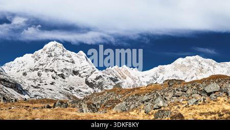 Splendida vista della innevata catena dell'Annapurna, del Santuario dell'Annapurna, delle montagne himalayane in Nepal Foto Stock