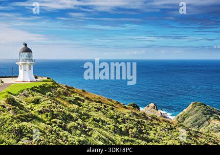 Faro di Cape Reinga nella regione del Nord dell'Isola del Nord della nuova Zelanda, il bordo settentrionale della nuova Zelanda dove si trovano il Mare di Tasman e l'Oceano Pacifico Foto Stock