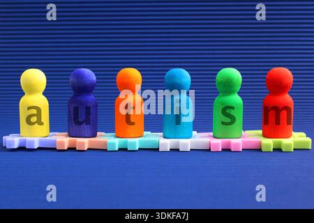 Spettro autistico, persone con diversi colori e lettere della parola autismo Foto Stock