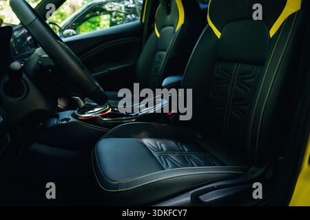 Interni, parte anteriore dell'auto moderna. Foto Stock