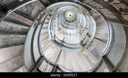 Scala a chiocciola in metallo con vista verso il basso, Baerensteinturm, Vogtland Foto Stock