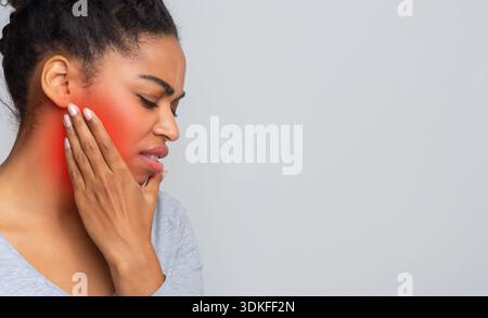 Giovane donna triste con problemi saggi ai denti Foto Stock