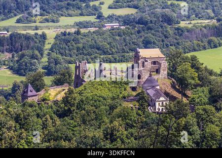 Potstejn, repubblica Ceca - 07 15 2022: Castello di Potstejn, rovine di un castello su una collina boscosa Foto Stock