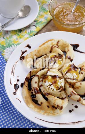 Cibo, pancake piegato sotto forma di ricotta di lumaca con cioccolato Foto Stock
