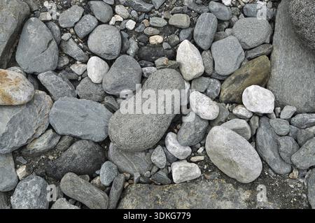 Ciottoli, pietra, ciottoli, ciottoli, riva, riva del torrente, rotonda, ovale, naturale, grigio, nero, sfondo, monocromatico Foto Stock