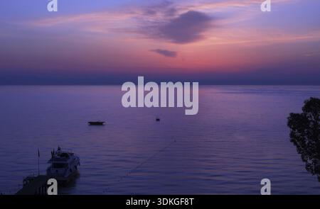 Poco prima dell'alba sul Golfo di Antalya sul Mar Mediterraneo in Turchia Foto Stock