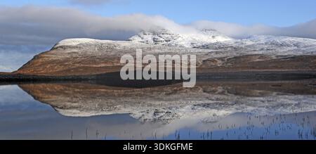 CUL Mor si riflette nelle acque calme di Lochan an AIS, Scozia, Regno Unito Foto Stock