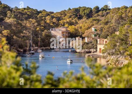 Barche a vela nella baia del porto di calcio d'en Boira nel pittoresco villaggio di pescatori di Cala Figuera, Maiorca, Maiorca, Isole Baleari, Spagna, Europa Foto Stock