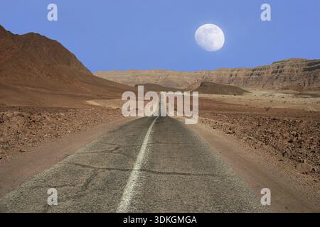 Vista su una strada stretta che attraversa le montagne del deserto di Arava in Israele Foto Stock