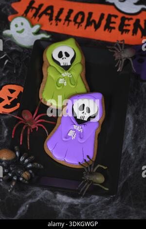 Cibo, Painted Ghost a cape, racchiuso in un biscotto di pan di zenzero al miele. Cibo di Halloween Foto Stock