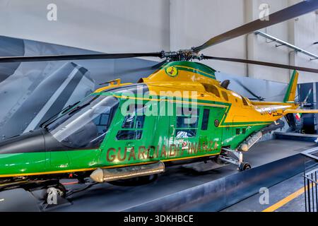 Elicottero italiano della Guardia di Finanza esposto al Museo Leonardo da Vinci della Scienza e della tecnologia di Milano, Lombardia, Italia. Foto Stock