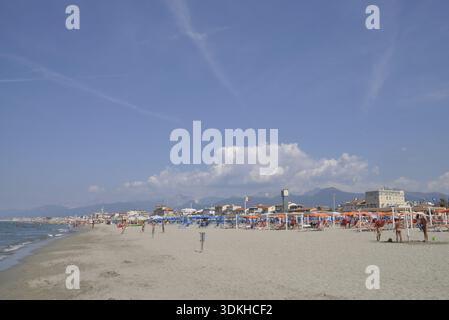 Viareggio, Italia, Toscana, spiaggia, ombrelloni, ombrelloni, spiaggia, spiaggia sabbiosa, vacanza, relax, vacanza, colorata, regione di villeggiatura Foto Stock