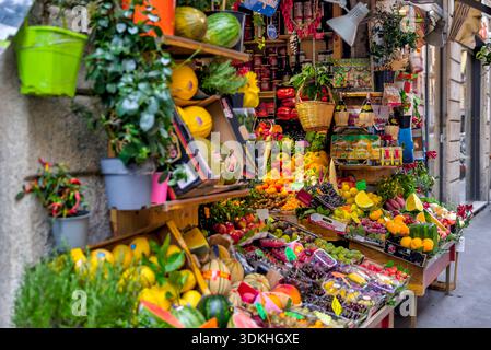 Colorato mercato ortofrutticolo a Milano, Lombardia, Italia Foto Stock