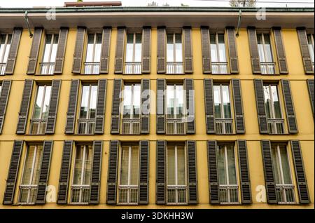 Moderno edificio residenziale con finestre ripetitive a Milano, Italia Foto Stock